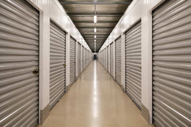 Allée de box de self-stockage aux rideaux métalliques fermés