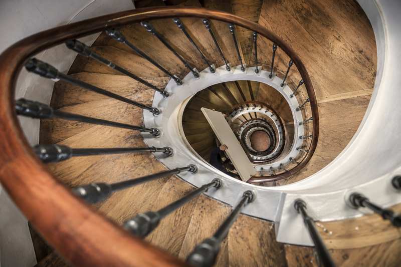 Cage d'escalier en spirale d'un immeuble ancien vue en plongée