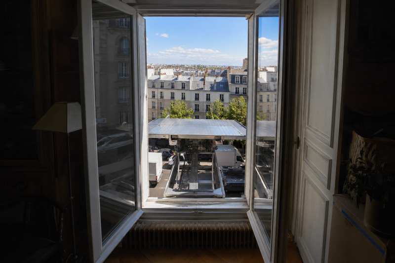 Plateau de monte-meuble à hauteur de fenêtre vu depuis l'intérieur