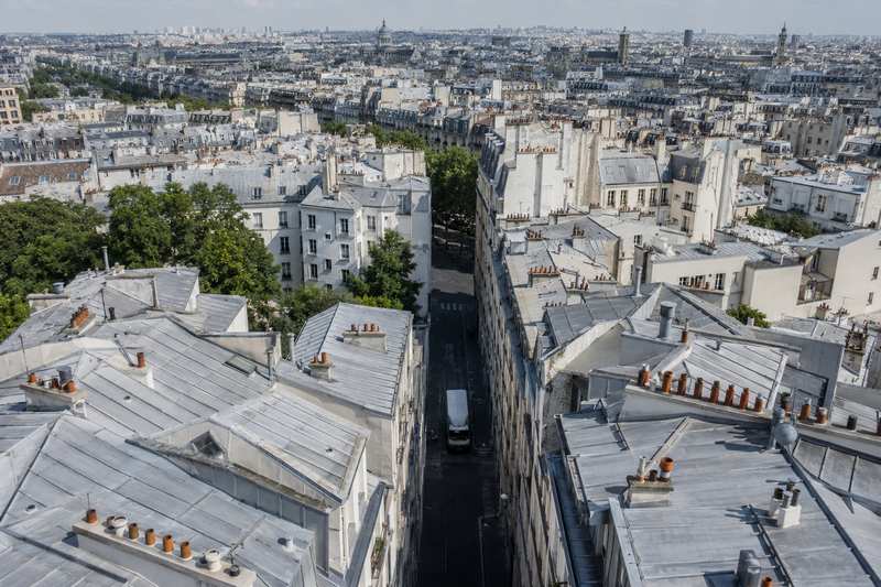 Toitures en zinc parisiennes et camion de déménagement dans la rue en contrebas